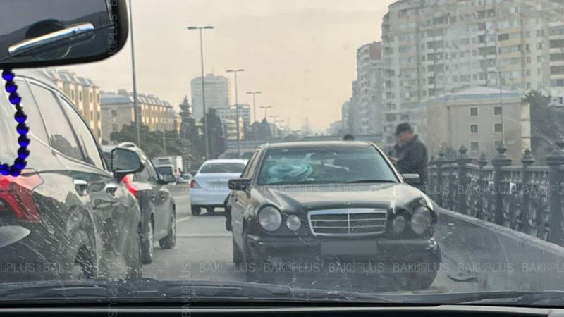 Ziya Bünyadovda baş vermiş qəza tıxaca səbəb olub - FOTO