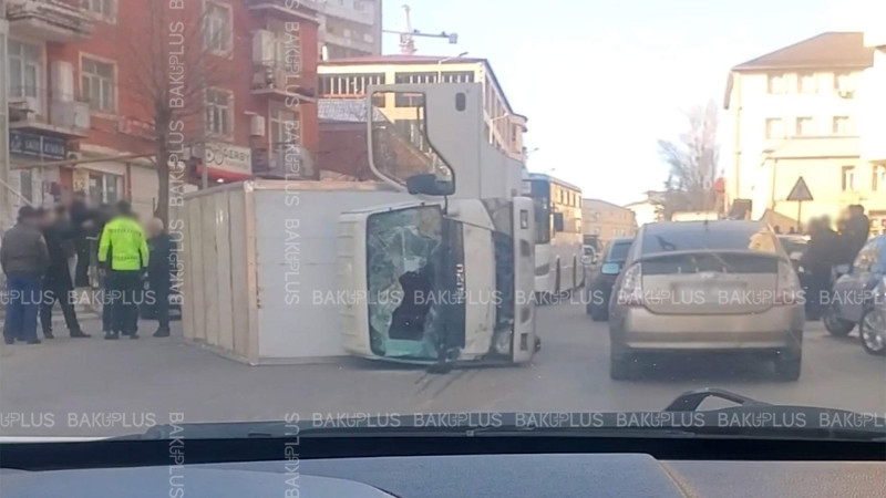 Yeni Yasamalda yük maşını aşıb