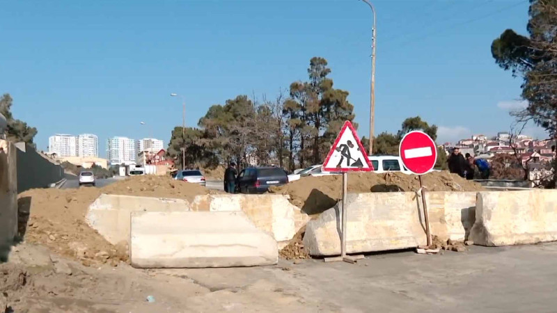 Badamdar yolu yenə bağlanıb