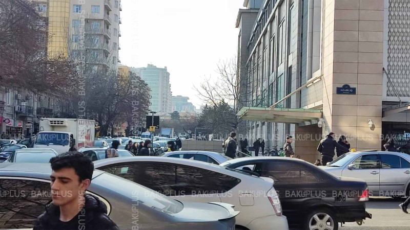 ADNSU-nun yaxınlığında yol örtüyü dəyişilib, piyadaların problemi isə həll olunmayıb