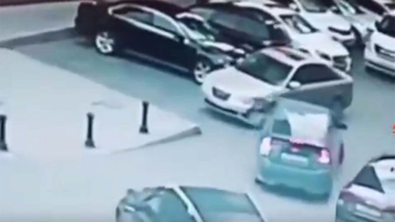 Bakıda dayanmış avtomobilə ziyan vuran “Toyota Prius”un sürücüsü həbs edilib - VİDEO