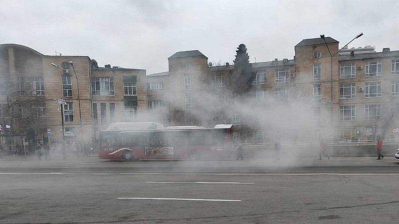 “28 May” metrosunun qarşısında avtobus tüstülənib