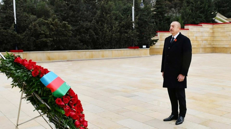 Ölkə başçısı Şəhidlər xiyabanını ziyarət edib - FOTO