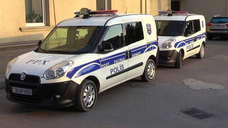 Bakıda polis avtomobilinin şüşəsini sındıran qadın cərimələnib
