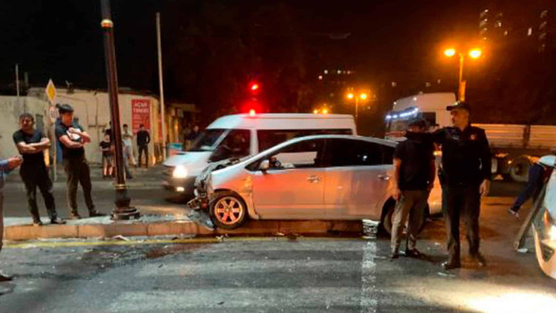 Heydər Əliyev prospektində avtomobil yol nişanını aşırıb
