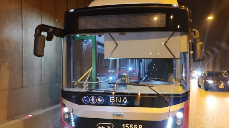 Bakıda qadın “BakuBus” avtobusunun altında qalıb