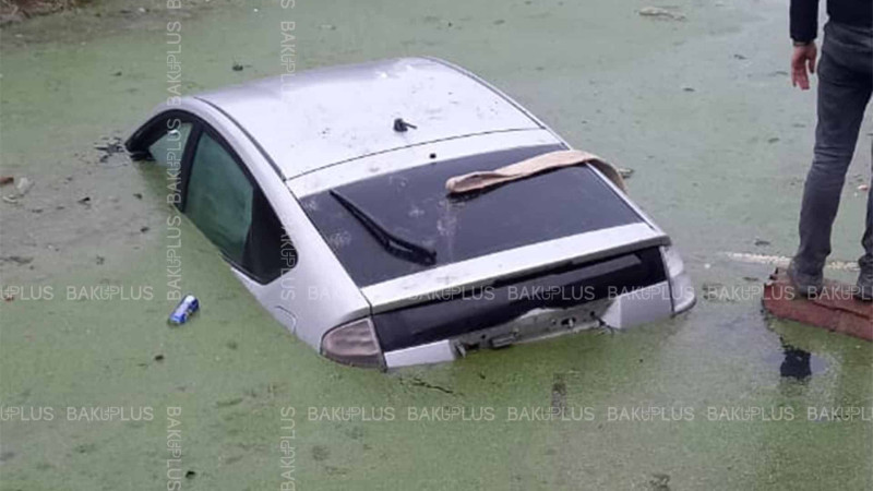 Ramana qəsəbəsində “Prius” kanala düşüb