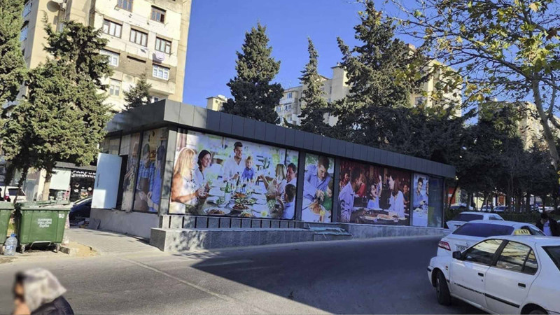 Əhmədlidə yol arasında yerləşən ağaclıqda tikilən obyekt restoran kimi fəaliyyət göstərir