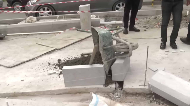 “Memar Əcəmi”də yerli sakinlərin “McDonalds”ın rəhbərliyi ilə mübahisəsi: restoran yolu bağlayıb