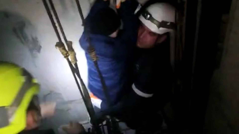 Xətai rayonunda iki nəfər liftdə qalıb
