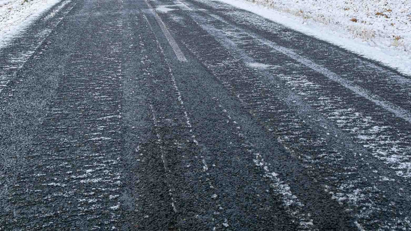 Hövsan-Zığ yolu buz bağlayıb