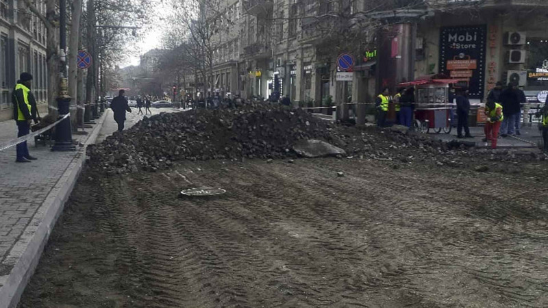“28 mall”un qarşısına yeni asfalt örtüyü vurulub