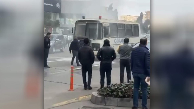 Bakının mərkəzində avtobus yanıb