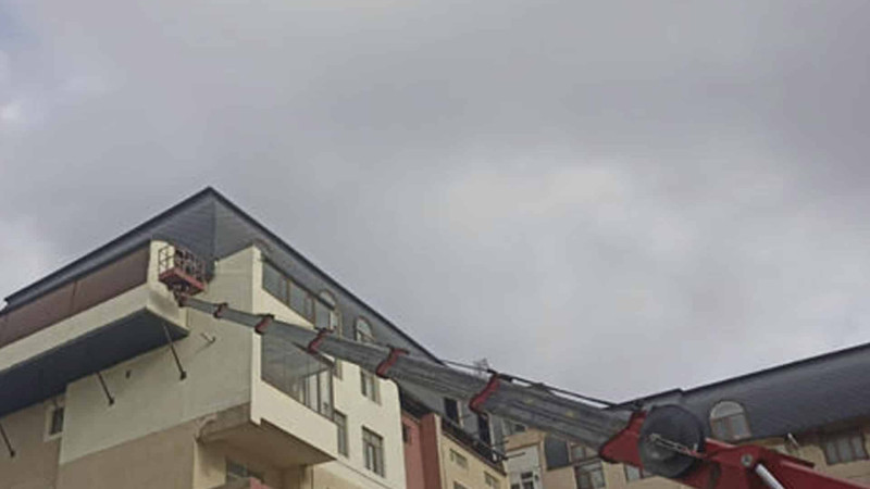 Bakıda binanın mansardına əlavə tikilən eyvan sökülür