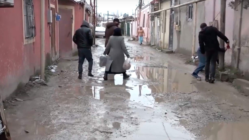 Balaxanıda keçilməz yollar: yerli sakin 1-ci qrup əlil övladını yol palçıqlı olduğu üçün çölə çıxara bilmədiyini deyir