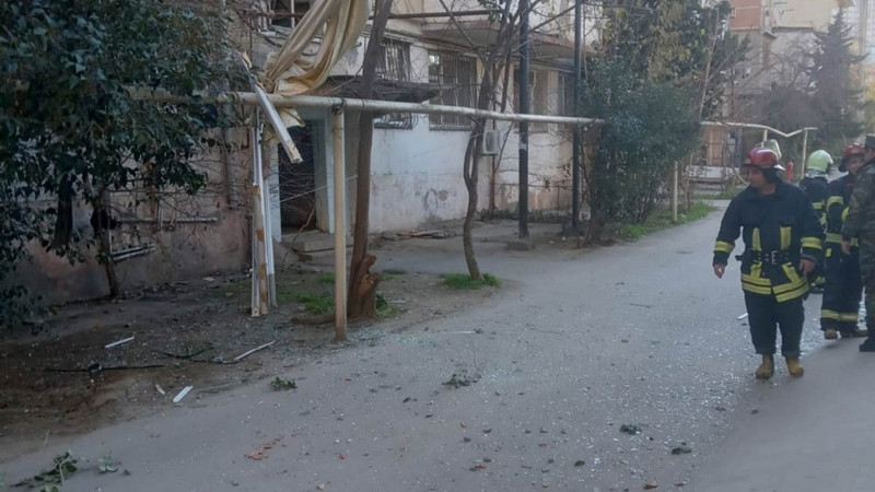 Beşmərtəbəli yaşayış binasında partlayış olub: 2 nəfər xəsarət alıb