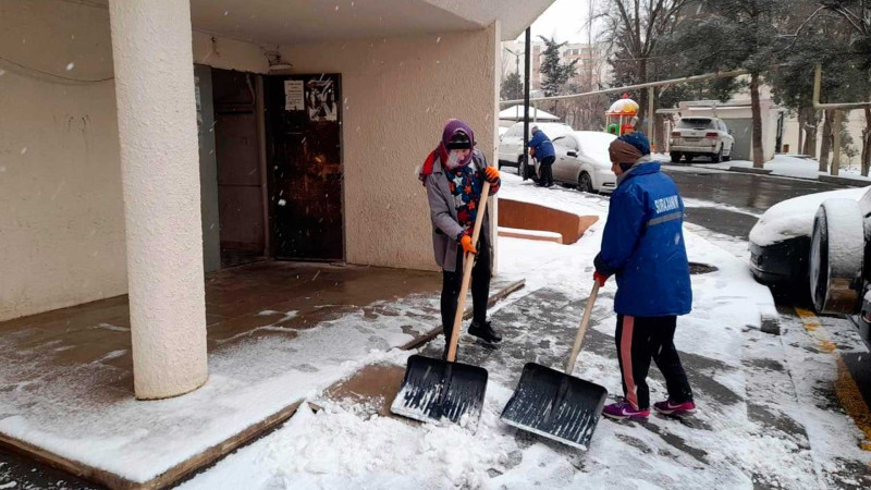 Bakıda küçələrin qardan təmizlənməsi davam edir