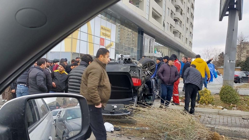 Xətai rayonunda qəza nəticəsində avtomobil aşıb