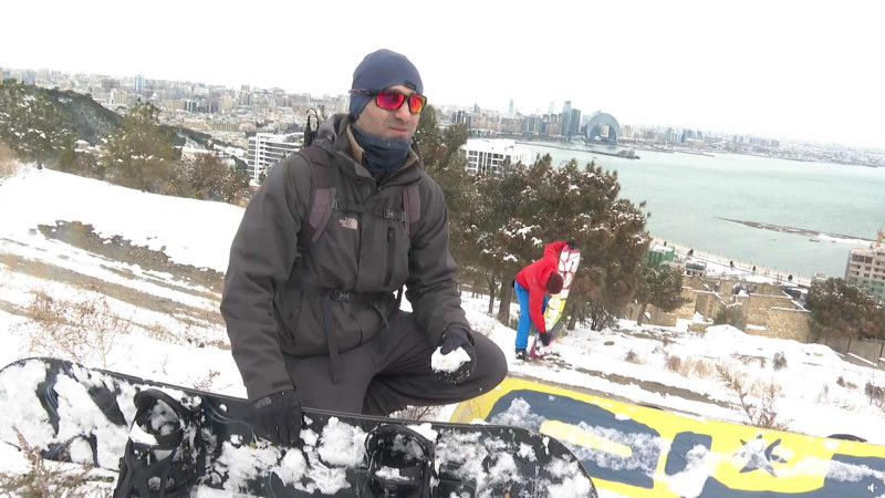 Bakıda adrenalin həzzi: idmançılar Bayılda snoubord sürdülər