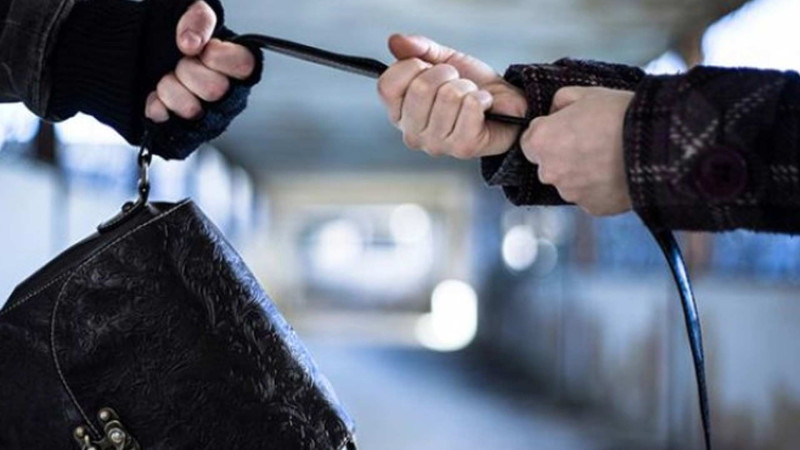 Bakıda qadın quldurun hücumuna məruz qalıb