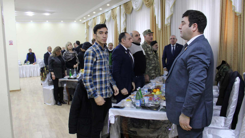 Sakinlər “20 Yanvar” dairəsi yaxınlığında yerləşən abidə kompleksini ziyarət ediblər