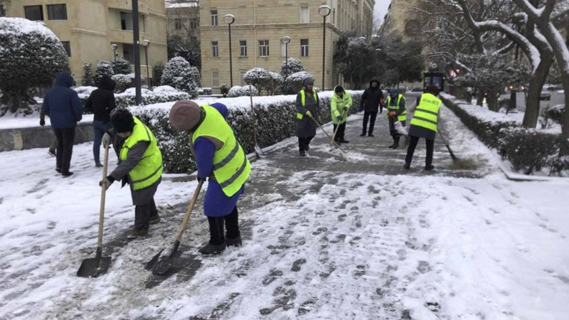 Bakı küçələrində təmizlik işləri davam edir