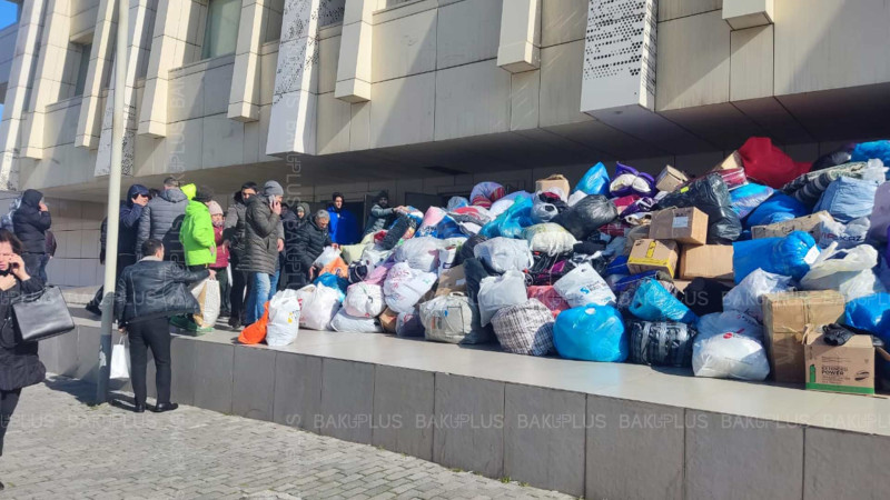 Bakıda vətəndaşlar yardım toplamağa davam edirlər