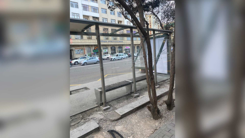 Hüseyn Cavid prospektində külək dayanacağın tavanını uçurub