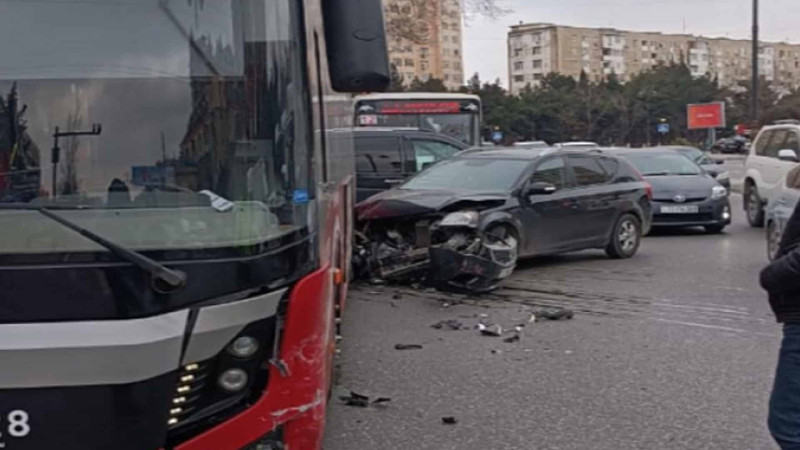 “BakuBus”a məxsus avtobus qəzaya düşüb