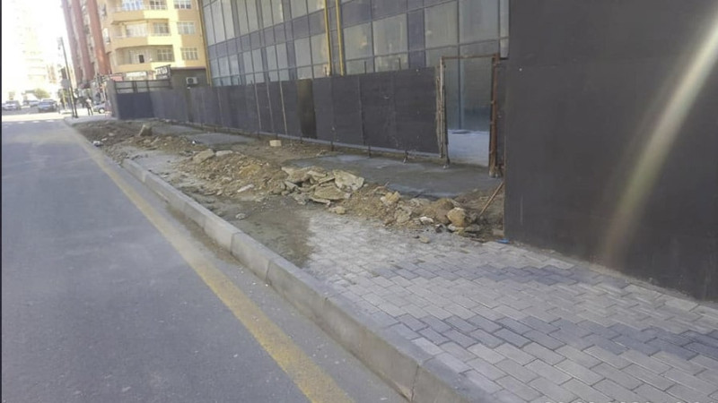 Bakıda piyada səkisi parkinqə çevrilir - YENİLƏNİB