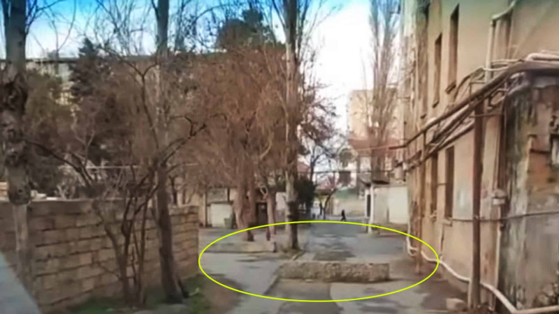 “Qara Qarayev” metrosunun yaxınlığında məhəllələrdə yollar daşla bağlanıb