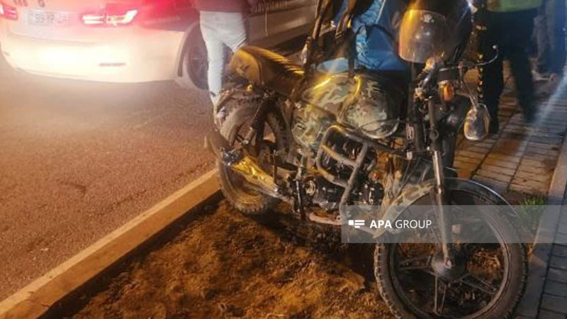 Nəsimi rayonunda avtomobil və motosiklet qəzaya düşüb
