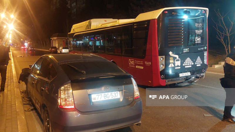 Gəncə prospektində “BakuBus” qəzaya düşüb