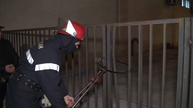 Bakıda yanğınsöndürən maşın binanın həyətinə girə bilməyib