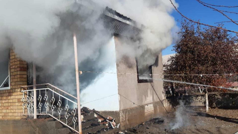 Pirallahı rayonunda yaşayış evi tamamilə yanıb