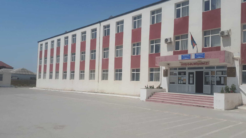 Maştağada məktəb direktoru uşaqları soyuqda saxlayaraq içəri buraxmır