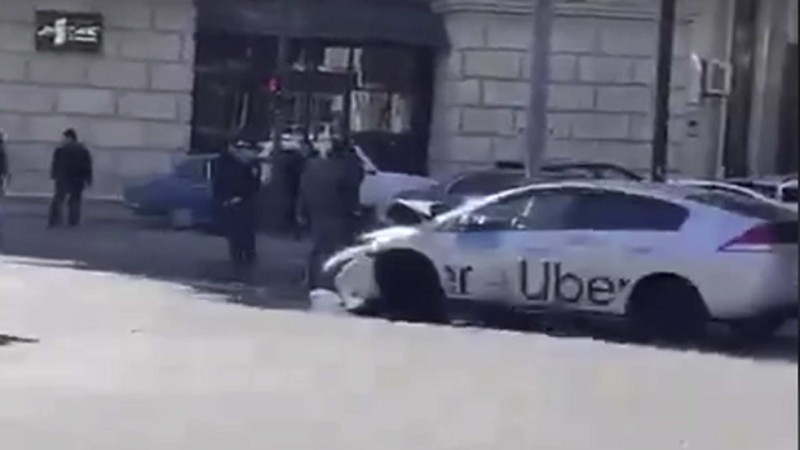 Üzeyir Hacıbəyli küçəsində “Uber” taksisi qəza törədib