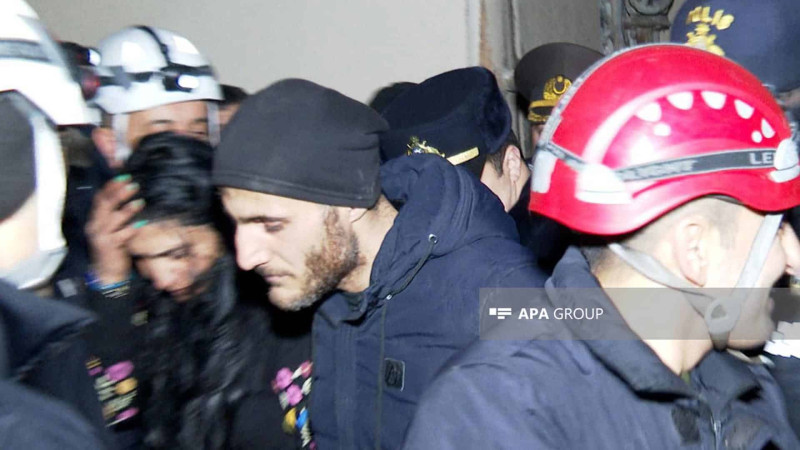 Bakıda qadınla kişi binanın damına çıxaraq intihar etmək istəyiblər
