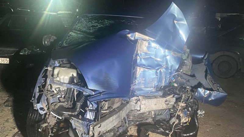 Ramana qəsəbəsində “Hyundai” divara çarpılıb: 5 nəfər xəsarət alıb
