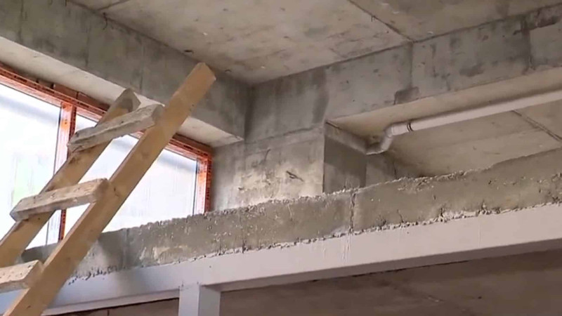 Xətai rayonundakı binada mərtəbənin içində mərtəbə tikirlər