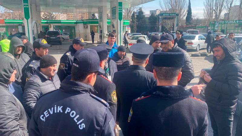 3-cü mikrorayon dairəsində tıxac yaradan taksilərə qarşı reyd keçirilib