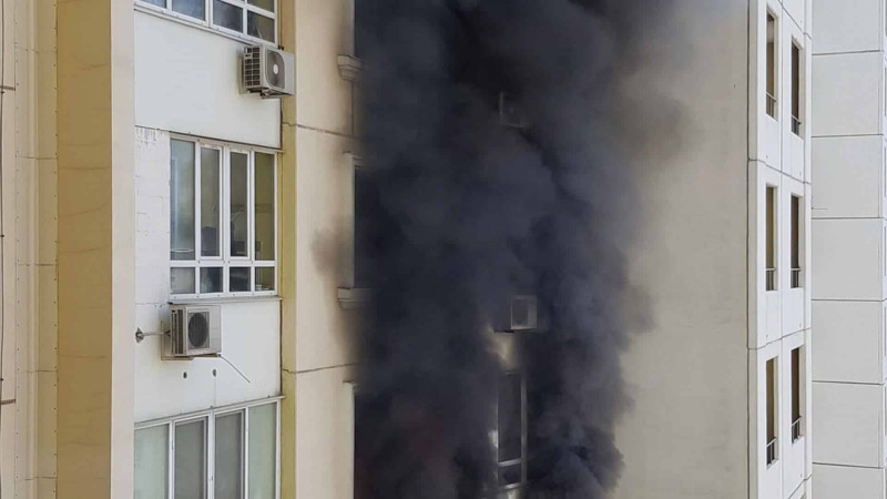 Yasamal rayonunda çoxmərtəbəli yaşayış binası yanıb