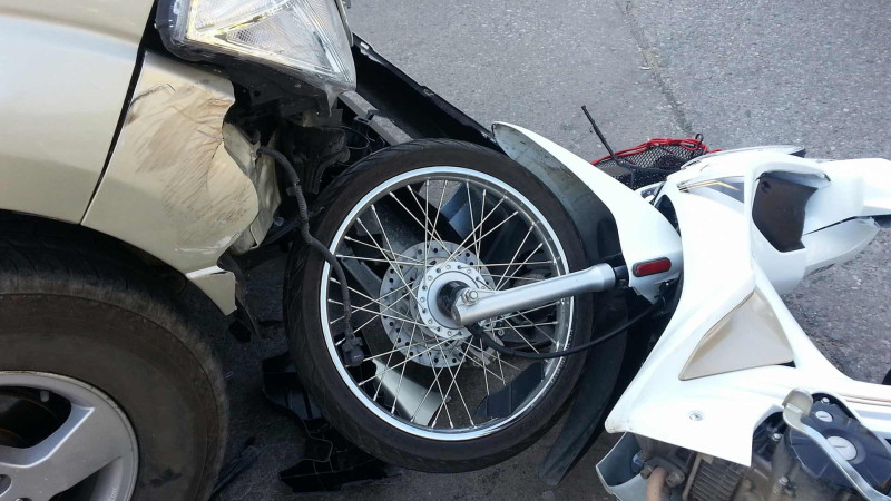Yasamal rayonunda avtomobil motosikletçini vurub