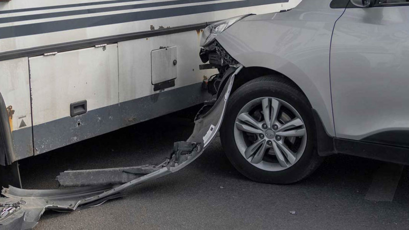 46 saylı marşrutla hərəkət edən avtobus qəzaya uğrayıb