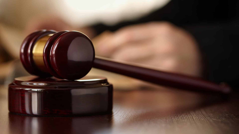Bakıda dələduzluqda təqsirləndirilən qadının məhkəməsi başlayır