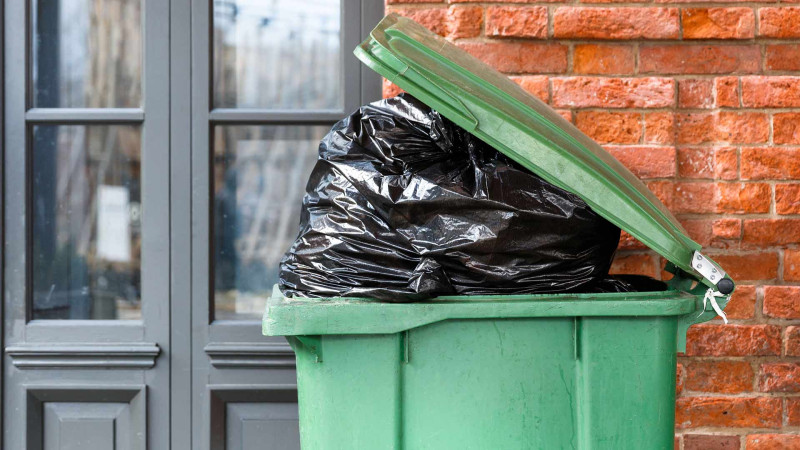 Bakıda zibil qutularının qapaqları oğurlanıb