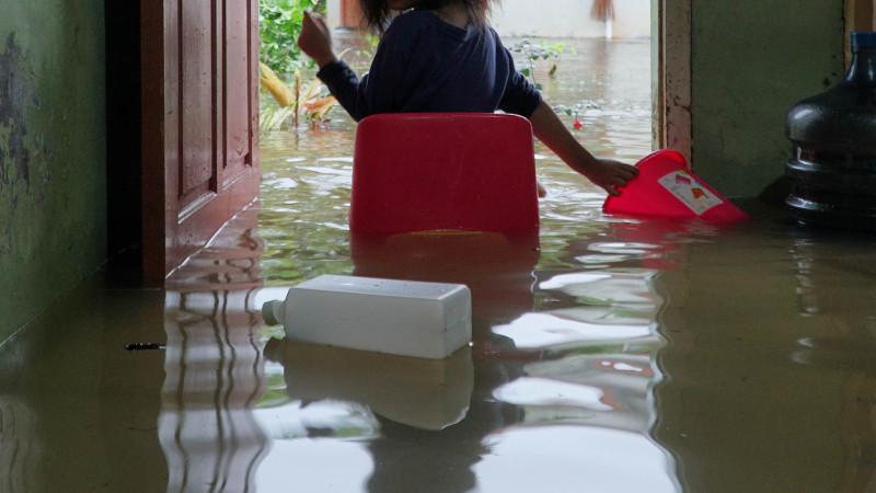 Nərimanov rayonunda bina su quyusunun üstündə tikilib, həyəti isə su basıb