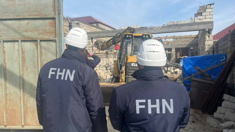 Buzovnada qeyri-qanuni tikilən evlər sökülüb