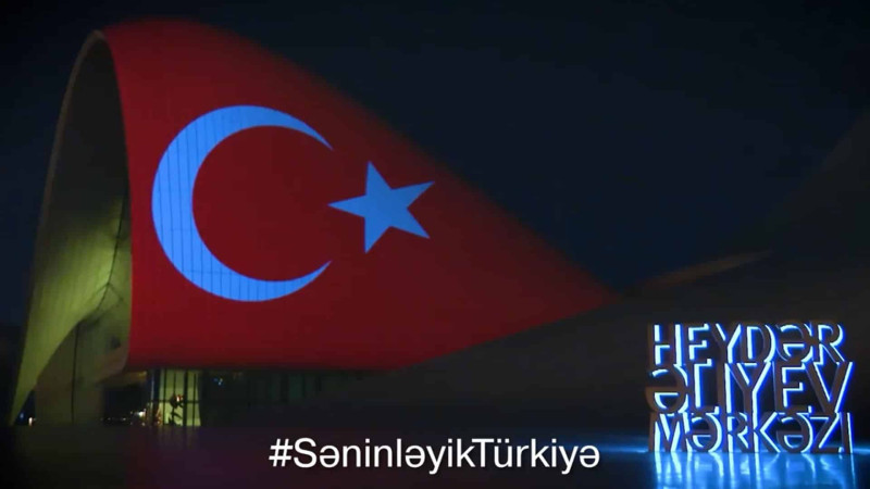 Heydər Əliyev Mərkəzi Türkiyə bayrağının rənglərində