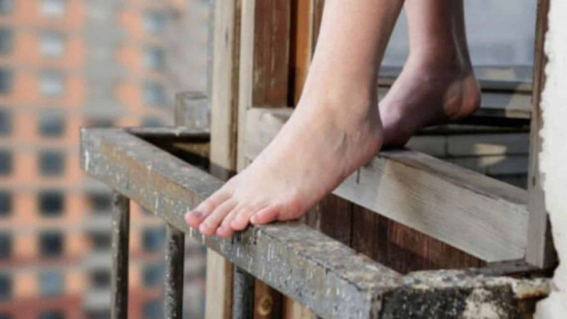 Qaraçuxurda intihar: gənc qız özünü binadan atıb
